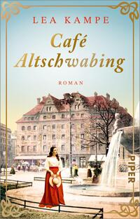 Das Buchcover zeigt eine historische Szenerie mit einem charmanten Café im Vordergrund, dessen Fassade in sanften Farben gehalten ist. Eine Frau in einem weißen Oberteil und einem roten Rock steht im Mittelpunkt und trägt einen Strohhut. Der Titel „Café Altschmabing“ ist in eleganter, goldfarbener Schrift am oberen Rand platziert, während darunter „Roman“ in einer schlichteren Schriftart erscheint. Die Atmosphäre des Covers vermittelt nostalgische Eleganz und lädt zum Entdecken ein.