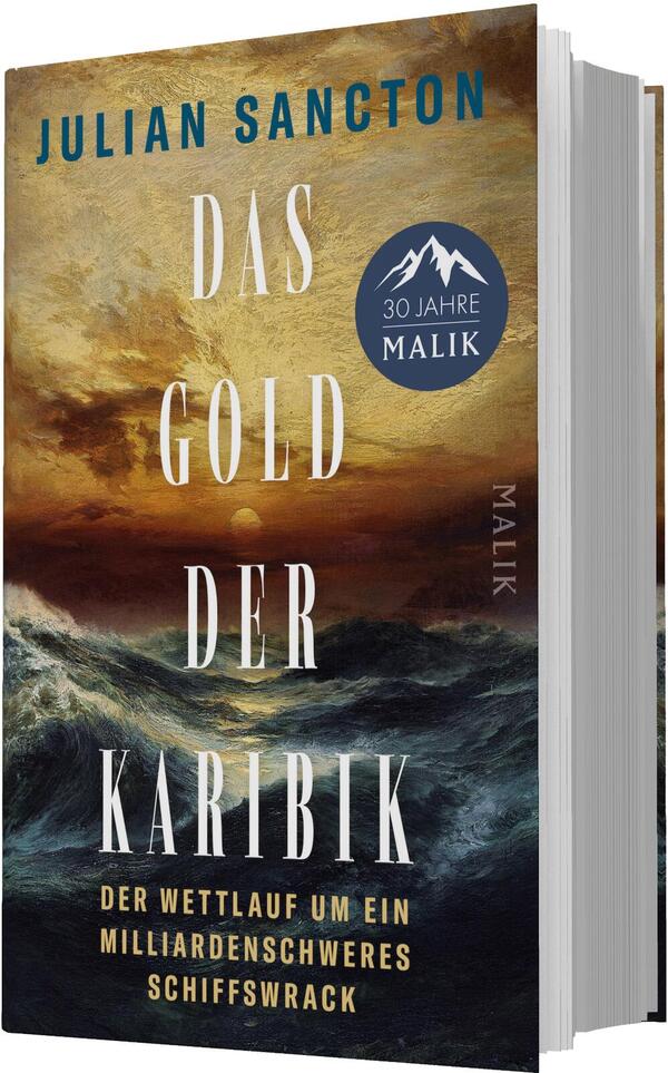 Das Buchcover zeigt einen dramatischen Sonnenuntergang über stürmischer See, goldene Himmelstöne treffen auf dunkle, blau-grüne Wellen. Großflächig mittig steht der Titel „Das Gold der Karibik“ in hohen, weißen Serifbuchstaben; oben der Autorenname Julian Sancton in blauer Grotesk. Unten in goldenen Versalien die Unterzeile „Der Wettlauf um ein milliardenschweres Schiffswrack“. Die Stimmung ist spannungsgeladen und geheimnisvoll.