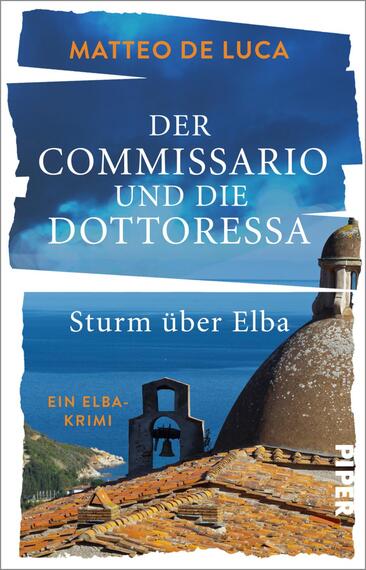 Das Buchcover zeigt eine malerische Küstenlandschaft von Elba mit einem klaren, blauen Himmel. Im Vordergrund ist eine terrakottafarbene Dacheindeckung zu sehen, die auf einen historischen Turm hinweist. Der Titel „DER COMMISSARIO UND DIE DOTTRESSA“ steht in großen, weißen Buchstaben, während „Sturm über Elba“ in einer kleineren, blauen Schrift darunter platziert ist. Der Autor Matteo de Luca ist oben in orangefarbener Schrift vermerkt. Der Titel und die Gestaltung vermitteln eine spannende, maritime Atmosphäre.