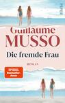 Das Buchcover zeigt zwei Frauen in Bademode, die am Strand stehen und den Blick auf das Meer richten. Die Farbpalette ist sanft und hell, mit Blau- und Pastelltönen, die eine entspannte Atmosphäre schaffen. In der oberen Mitte befindet sich der Schriftzug „Guillaume Musso“ in auffälligem, rotem Schriftzug, während der Titel „Die fremde Frau“ in dunklerer Schrift darunter platziert ist. Am unteren Rand ist ein orangefarbener Button mit dem Text „SPIEGEL Bestseller-Autor“ sichtbar.