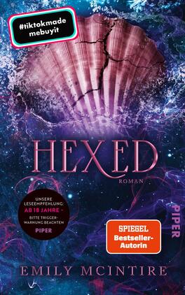 Hexed Das Buchcover zeigt eine stilisierte Muschel im oberen Bereich, aus der ein rotes Licht strahlt und Risse aufweist. Der Hintergrund ist in verschiedenen Blautönen gehalten und vermittelt eine mysteriöse Atmosphäre. Der Titel „HEXED“ ist in großen, geschwungenen, pinken Buchstaben zentral platziert, während darunter der Zusatz „Roman“ in kleinerer Schrift erscheint. In der unteren Ecke befindet sich das Logo des Verlags Piper und der Hinweis „Spiegel Bestseller-Autorin“. Ein blauer Aufkleber weist auf eine TikTok-Empfehlung hin.