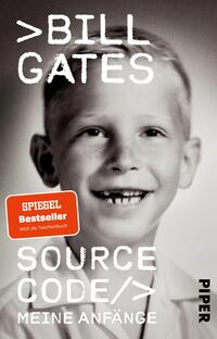 Das Buchcover zeigt ein großformatiges, schwarz-weißes Porträt eines lächelnden Jungen in Nahaufnahme, darüber der Autorenname Bill Gates in großen, weißen, kreideartigen Großbuchstaben mit vorangestelltem Größer-als-Zeichen (>). Der Titel „Source Code“ und der Untertitel „Meine Anfänge“ erscheinen ebenfalls in weißer, handschriftlich wirkender Typografie, begleitet von einem roten Aufkleber mit weißer Schrift „SPIEGEL Bestseller“ und dem Zusatz „jetzt als Taschenbuch“. Die Stimmung wirkt nostalgisch und persönlich.