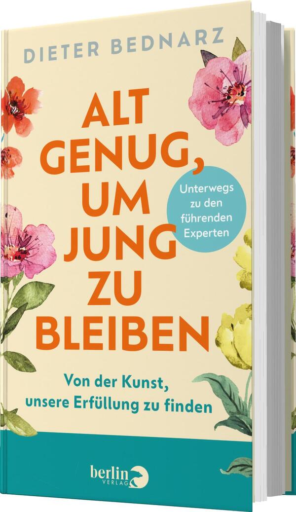 Das Buchcover zeigt einen sanften, pastellfarbenen Hintergrund, der mit blühenden, bunten Blumenmotiven geschmückt ist. In auffälliger, oranger Schrift steht der Titel „ALT GENUG, UM JUNG ZU BLEIBEN“ zentral platziert. Darunter befindet sich der Untertitel „Unterwegs zu den führenden Experten“ in kleinerer, blauer Schrift. Am Fuß des Covers steht der Zusatz „Von der Kunst, unsere Erfüllung zu finden“ in einer eleganten, grauen Schrift.