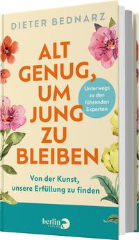 Das Buchcover zeigt einen sanften, pastellfarbenen Hintergrund, der mit blühenden, bunten Blumenmotiven geschmückt ist. In auffälliger, oranger Schrift steht der Titel „ALT GENUG, UM JUNG ZU BLEIBEN“ zentral platziert. Darunter befindet sich der Untertitel „Unterwegs zu den führenden Experten“ in kleinerer, blauer Schrift. Am Fuß des Covers steht der Zusatz „Von der Kunst, unsere Erfüllung zu finden“ in einer eleganten, grauen Schrift.