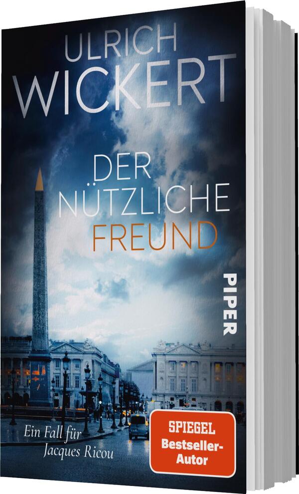Das Buchcover zeigt einen dramatischen Himmel mit dichten, grauen Wolken und einem auffälligen, hellen Lichtstrahl. Im Vordergrund ist ein beeindruckender Obelisk zu sehen, umgeben von historischem Architektur-Ensemble. Der Titel „DER NÜTZLICHE FREUND“ ist in großen, weißen Buchstaben zentral platziert, während der Autor „ULRICH WICKERT“ in einer eleganten Schriftoberfläche über dem Titel steht. Unten links befindet sich ein rotes Feld mit dem Text „SPIEGEL Bestseller-Autor“. Die Farbpalette vermittelt eine geheimnisvolle, spannende Atmosphäre.