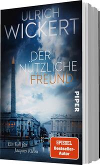 Das Buchcover zeigt einen dramatischen Himmel mit dichten, grauen Wolken und einem auffälligen, hellen Lichtstrahl. Im Vordergrund ist ein beeindruckender Obelisk zu sehen, umgeben von historischem Architektur-Ensemble. Der Titel „DER NÜTZLICHE FREUND“ ist in großen, weißen Buchstaben zentral platziert, während der Autor „ULRICH WICKERT“ in einer eleganten Schriftoberfläche über dem Titel steht. Unten links befindet sich ein rotes Feld mit dem Text „SPIEGEL Bestseller-Autor“. Die Farbpalette vermittelt eine geheimnisvolle, spannende Atmosphäre.