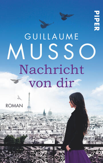 Das Buchcover zeigt einen stimmungsvollen Blick auf Paris mit dem Eiffelturm im Hintergrund. Der Himmel ist in sanften Blautönen gehalten, während die Silhouette einer Frau, die in einem schwarzen Kleid gekleidet ist, im Vordergrund steht. Vögel fliegen über die Stadtlandschaft, die in weichen Grautönen dargestellt ist. Der Titel „Nachricht von dir“ ist in eleganten lila Buchstaben abgebildet, während der Autor „Guillaume Musso“ in weißer Schrift hervorgehoben wird. Oben rechts befindet sich der Verlagsname „PIPER“ in Weiß.