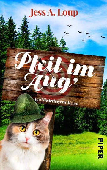 Das Buchcover zeigt eine schelmisch blickende Katze mit einem grünen Hut vor einer Holztafel. Auf der Tafel steht in geschwungener, weißer Schrift der Titel „Pfeil im Aug'“ sowie der Untertitel „Ein Niederbayern-Krimi“. Im Hintergrund erstreckt sich ein dichter, grüner Wald unter einem blauen Himmel mit vereinzelten Vögeln. Der Name der Autorin, Jess A. Loup, erscheint in roter Schrift oben im Cover. Die Farbpalette vermittelt eine lebhafte, ländliche Atmosphäre.