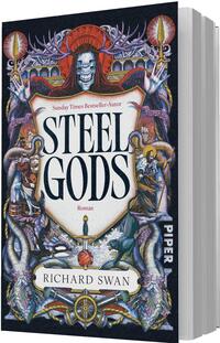 Das Buchcover zeigt eine düstere, phantastische Illustration: ein schädelköpfiger Kapuzenmann mit Geweih über einem schildförmigen weißen Feld, auf dem in großen serifenbetonten Versalien der Titel „STEEL GODS“ steht. Ornamentale, gold- und purpurne Verzierungen, Tentakel, Meereswesen, Schwertspitze und Steuerrad rahmen das Motiv. Farbpalette: dunkles Blau/Schwarz, Rot- und Violetttöne. Unten Name des Autors: Richard Swan.