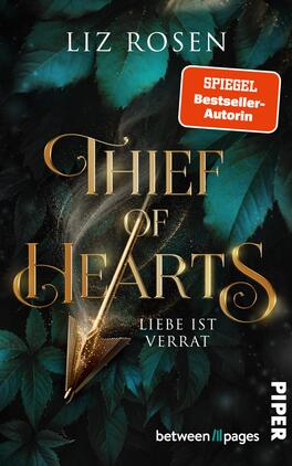 Thief of Hearts - Liebe ist Verrat Das Buchcover zeigt einen dunklen Hintergrund, auf dem grüne Blätter in verschiedenen Schattierungen zu sehen sind. Im Vordergrund hebt sich der Titel „Thief of Hearts“ in goldener, eleganter Schrift ab, mit einem goldenen Pfeil, der durch den Text verläuft. Unter dem Titel steht in kleinerer Schrift „Liebe ist Verrat“. Oben links ist der Autorennamen „Liz Rosen“ in ebenfalls goldener Schrift platziert. Das Cover vermittelt eine mysteriöse und romantische Atmosphäre.