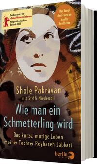 Das Buchcover zeigt ein stilisiertes Portrait einer Frau mit einem neutralen Ausdruck, umgeben von kräftigen Farben in Gelb und Dunkelblau. Der Titel „Wie man ein Schmetterling wird“ ist in auffälliger, weißer Typografie am unteren Rand platziert. Darüber steht der Name der Autorin „Shole Pakravan“ sowie die Mitautorin „Steffi Niederzoll“. Ein orangener Sticker weist auf die Verbindung zum Film „Sieben Winter in Teheran“ hin. Die Atmosphäre wirkt kraftvoll und nachdenklich, geprägt vom Thema des Frauenkampfes.