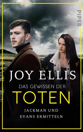 Das Buchcover zeigt zwei Personen vor einer dramatischen Landschaft. Ein junger Mann mit kurzen, dunklen Haaren trägt einen schwarzen Mantel und schaut nachdenklich in die Ferne. Neben ihm steht eine Frau mit langen, dunklen Haaren, die einen hellen Mantel trägt und in die gleiche Richtung blickt. Der Hintergrund ist düster mit grünen und grauen Farbtönen, die eine geheimnisvolle Atmosphäre schaffen. Der Titel „DAS GEWISSEN DER TOTEN“ ist in großen, gelben Buchstaben zentral platziert, während der Name der Autorin „JOY ELLIS“ darüber steht. Am unteren Rand ist „JACKMAN UND EVANS ERMITTELN“ zu lesen.