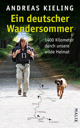 Das Buchcover zeigt einen Mann mit Rucksack, der auf einem Waldweg geht, begleitet von einem Hund. Der Hintergrund ist grün und üppig, was eine naturnahe Atmosphäre vermittelt. Der Titel „Ein deutscher Wandersommer“ ist in großen gelben Buchstaben oben platziert, während der Untertitel „1400 Kilometer durch unsere wilde Heimat“ in weißer Schrift darunter steht. Der Autorname „ANDREAS KIELING“ erscheint oben in weißem Text. Eine rote Strecke in der unteren linken Ecke visualisiert eine Wanderroute.