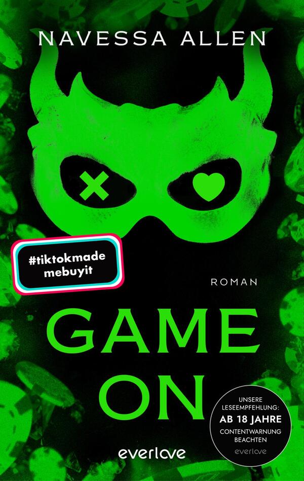 Das Buchcover zeigt einen tiefschwarzen Hintergrund mit dem Titel „GAME ON“ in großen, weißen Buchstaben. Darunter befindet sich der Hinweis „VORLÄUFIGES COVER“ in einer runden, hellgrauen Fläche. Am oberen linken Rand ist ein bunter Sticker mit dem Text „#tiktokmade mebuyit“ platziert. In der unteren rechten Ecke steht „Roman“ in kleinerer Schrift, gefolgt vom Verlagsnamen „everlove“. Die Gestaltung vermittelt eine moderne und ansprechende Atmosphäre, die an die Buchkultur in sozialen Medien anknüpft.