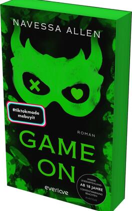 Das Buchcover zeigt einen dunkelgrauen Hintergrund mit der weißen Schrift „GAME ON“, die in kräftiger, serifenloser Typografie gestaltet ist. Darunter steht in kleinerer Schrift „VORLÄUFIGES COVER“ und „Roman“. Oben links ist der Name der Autorin, Navessa Allen, in prägnanter Schrift aufgeführt. Ein bunter Button mit dem Text „#tiktokmade mebuyit“ ist ebenfalls vorhanden. Die Gesamtgestaltung vermittelt eine moderne und ansprechende Atmosphäre, die auf ein jüngeres Publikum abzielt.