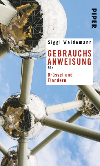 Das Buchcover zeigt eine fotografische Ansicht des Atomiums in Brüssel mit großen, glänzenden Kugeln und metallenen Verbindungen, die gegen einen hellblauen Himmel angeordnet sind. Der Titel „GEBRAUCHSANWEISUNG für Brüssel und Flandern“ steht prominent in roter Schrift innerhalb eines weißen Rechtecks. Darunter sind der Autor Siggi Weidemann und der Verlag „PIPER“ in schwarzer Schrift platziert. Die Farben verleihen dem Cover eine moderne und einladende Atmosphäre.
