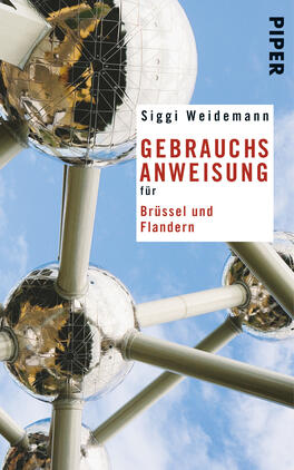 Das Buchcover zeigt eine fotografische Ansicht des Atomiums in Brüssel mit großen, glänzenden Kugeln und metallenen Verbindungen, die gegen einen hellblauen Himmel angeordnet sind. Der Titel „GEBRAUCHSANWEISUNG für Brüssel und Flandern“ steht prominent in roter Schrift innerhalb eines weißen Rechtecks. Darunter sind der Autor Siggi Weidemann und der Verlag „PIPER“ in schwarzer Schrift platziert. Die Farben verleihen dem Cover eine moderne und einladende Atmosphäre.