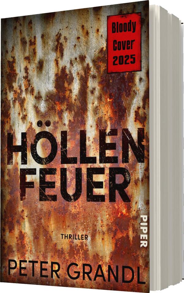 Das Buchcover zeigt eine rostige Metalloberfläche, die mit Erdfarben in Braun und Rot gestaltet ist, und vermittelt eine düstere, grimmige Atmosphäre. Der Titel „HÖLLENFEUER“ ist in großen, fettgedruckten Buchstaben in Schwarz platziert. Darunter steht in kleinerer Schrift das Wort „THRILLER“. In der oberen rechten Ecke befindet sich ein rotes Quadrat mit der Aufschrift „Bloody Cover 2025“. Am unteren Rand steht der Name „PETER GRANDL“ in klaren, schwarzen Buchstaben.