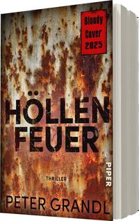 Das Buchcover zeigt eine rostige Metalloberfläche, die mit Erdfarben in Braun und Rot gestaltet ist, und vermittelt eine düstere, grimmige Atmosphäre. Der Titel „HÖLLENFEUER“ ist in großen, fettgedruckten Buchstaben in Schwarz platziert. Darunter steht in kleinerer Schrift das Wort „THRILLER“. In der oberen rechten Ecke befindet sich ein rotes Quadrat mit der Aufschrift „Bloody Cover 2025“. Am unteren Rand steht der Name „PETER GRANDL“ in klaren, schwarzen Buchstaben.
