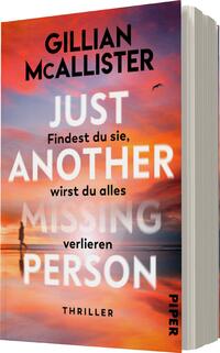 Das Buchcover zeigt einen dramatischen Sonnenuntergang mit sanften Farbtönen in Orange und Lila. Im Vordergrund steht eine Silhouette einer Person am Strand, die einem verschwommenen Text gegenübersteht. Die Hauptüberschrift in großen, schwarzen Buchstaben lautet „JUST ANOTHER MISSING PERSON“. Darunter steht in kleinerer, weißer Schrift: „Findest du sie, wirst du alles verlieren“. Das Wort „ANOTHER“ erscheint prominent und hebt sich visuell ab. Am unteren Rand ist „THRILLER“ zu lesen sowie der Verlagsname „PIPER“.