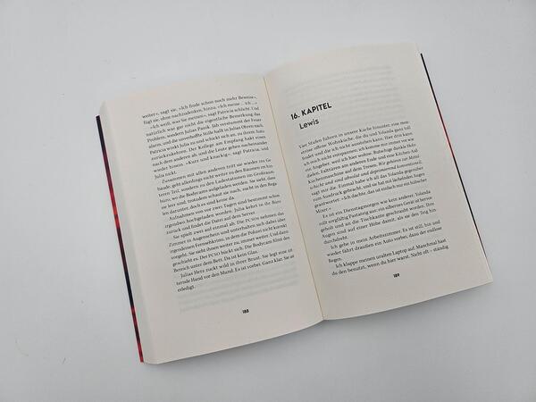 Innenansicht des Buches „Just Another Missing Person – Findest du sie, wirst du alles verlieren“