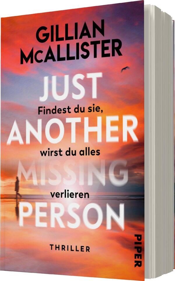 Das Buchcover zeigt einen dramatischen Sonnenuntergang mit sanften Farbtönen in Orange und Lila. Im Vordergrund steht eine Silhouette einer Person am Strand, die einem verschwommenen Text gegenübersteht. Die Hauptüberschrift in großen, schwarzen Buchstaben lautet „JUST ANOTHER MISSING PERSON“. Darunter steht in kleinerer, weißer Schrift: „Findest du sie, wirst du alles verlieren“. Das Wort „ANOTHER“ erscheint prominent und hebt sich visuell ab. Am unteren Rand ist „THRILLER“ zu lesen sowie der Verlagsname „PIPER“.