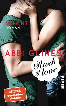 Rush of Love – Vereint Das Buchcover zeigt ein emotionales Paar in einer innigen Umarmung, wobei ihre Gesichter teilweise im Schatten verborgen sind. Die Farben sind überwiegend in sanften, neutralen Tönen gehalten, mit einem Fokus auf dunkles Grün und Hauttöne. Der Titel „Rush of love“ ist in einer verspielten Schriftart in einem weißen Sprechblasen-Element hervorgehoben, während der Autorinnenname „Abbi Glines“ prominent in einer modernen Typografie platziert ist. Darüber steht „Vereint Roman“ in klarer Schrift, und unten befindet sich das Hinweisfeld „SPIEGEL-Bestseller-Autorin“.