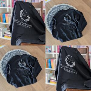 Abbildung des Gewinns: Schwarzes Sweatshirt mit dem Hollow Heights Logo vorne auf der Brust.