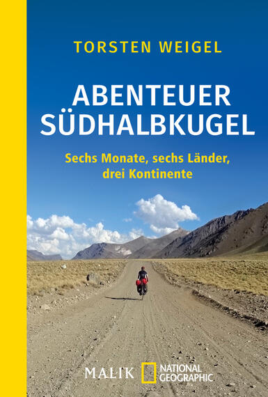 Das Buchcover zeigt einen weiten, staubigen Weg, der durch eine beeindruckende Berglandschaft führt. Im Vordergrund fährt eine Person mit einem Fahrrad, begleitet von einem großen Fahrradanhänger. Über dem Bild erscheint der Titel „ABENTEUER SÜDHALBKUGEL“ in großen, weißen Buchstaben, gefolgt von dem Untertitel „Sechs Monate, sechs Länder, drei Kontinente“ in kleinerer Schrift. Der Hintergrund präsentiert einen strahlend blauen Himmel mit einigen Wolken. Die linke Seite des Covers ist in leuchtendem Gelb gehalten, was eine lebendige Atmosphäre erzeugt. Der Autorname, Torsten Weigel, steht ebenfalls klar und sichtbar.