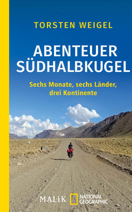 Das Buchcover zeigt einen weiten, staubigen Weg, der durch eine beeindruckende Berglandschaft führt. Im Vordergrund fährt eine Person mit einem Fahrrad, begleitet von einem großen Fahrradanhänger. Über dem Bild erscheint der Titel „ABENTEUER SÜDHALBKUGEL“ in großen, weißen Buchstaben, gefolgt von dem Untertitel „Sechs Monate, sechs Länder, drei Kontinente“ in kleinerer Schrift. Der Hintergrund präsentiert einen strahlend blauen Himmel mit einigen Wolken. Die linke Seite des Covers ist in leuchtendem Gelb gehalten, was eine lebendige Atmosphäre erzeugt. Der Autorname, Torsten Weigel, steht ebenfalls klar und sichtbar.