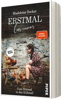 Das Buchcover zeigt eine junge Frau in einem rustikalen Umfeld, die auf einem Stuhl sitzt und mit Hühnern interagiert. Die farbenfrohe Kleidung der Frau steht im Kontrast zur schlichten, steinernen Wand im Hintergrund. Der Titel „ERSTmal für immer“ ist in großer, ansprechender Schrift in Weiß gehalten, während der Untertitel „Vom Hörsaal in den Kuhstall“ in kleinerer Schrift erscheint. Ein rotes Label mit der Aufschrift „SPIEGEL Bestseller“ und ein kreisförmiges Symbol mit „#frau_freudig“ ergänzen das Design.