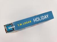 Innenansicht des Buches „Holiday – Sieben Tage. Drei Familien. Ein tödliches Geheimnis.“