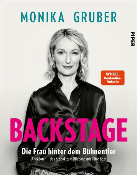Das Buchcover zeigt ein Porträt von Monika Gruber, die in schwarz-weiß abgebildet ist und direkt in die Kamera schaut. Ihr Gesicht und ihre Haare strahlen mit viel Detail. Der Titel „BACKSTAGE“ ist in großen pinken Buchstaben mittig platziert. Untertitel und Autorennamen sind in moderner Schrift gestaltet. Der Hintergrund ist schlicht gehalten, sodass die zentralen Elemente stark hervorstechen. Oben rechts befindet sich das Prädikat „SPIEGEL Bestseller-Autorin“ in tealfarbenem Text.