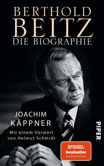 Das Buchcover zeigt ein schwarz-weißes Porträt von Berthold Beitz, in dem er nachdenklich nach links blickt. Der Titel „BERTHOLD BEITZ“ erscheint in großen, goldenen Buchstaben über dem Porträt, während die Unterzeile „DIE BIOGRAPHIE“ in einer schlichten, weißen Schrift darunter steht. Darunter sind die Worte „Joachim Käppner“ und „Mit einem Vorwort von Helmut Schmidt“ in kleinerem, schwarzem Text angeordnet. Der Verlag „Piper“ ist in der unteren rechten Ecke in Weiß platziert. Die gesamte Gestaltung vermittelt eine seriöse und respektvolle Atmosphäre.