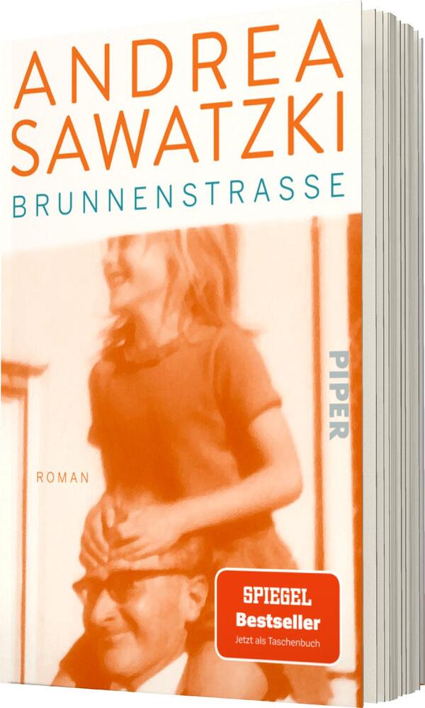 Das Buchcover zeigt eine orangene und blaue Farbgestaltung. Im oberen Teil steht der Name „ANDREA SAWATZKI“ in großem, fettem Typografiestil, gefolgt vom Titel „BRUNNENSTRASSE“ in kleinerer Schrift. Darunter ist das Wort „Roman“ zu lesen. Das Cover zeigt eine unscharfe Fotografie eines lächelnden Mannes mit einem Kind auf den Schultern, wodurch eine freundliche und nostalgische Atmosphäre entsteht. In der unteren rechten Ecke befindet sich ein rotes Feld mit dem Text „SPIEGEL Bestseller jetzt als Taschenbuch“.