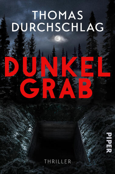 Das Buchcover zeigt einen nächtlichen Nadelwald unter einem wolkigen Vollmond; im Vordergrund klafft ein offenes, dunkles Grab, das von feuchter Erde umgeben ist. Oben der Autorname „Thomas Durchschlag“ in weißer Grotesk, mittig der Titel „DUNKELGRAB“ in großen roten Versalien, unten klein das Genre „THRILLER“ in Weiß. Stimmung: düster, bedrohlich.