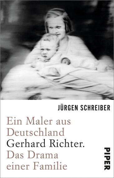 Das Buchcover zeigt eine Schwarz-Weiß-Fotografie mit einer emotionalen Darstellung einer Frau mit einem Kleinkind. Die Frau wirkt sorgenvoll, während das Kind auf ihrem Schoß sitzt und den Betrachter anblickt. Der Titel „Ein Maler aus Deutschland Gerhard Richter. Das Drama einer Familie“ ist in klarer, moderner Schrift unterhalb der Abbildung platziert, wobei der Name des Autors, Jürgen Schreiber, über dem Titel steht. Die Gesamtheit des Covers vermittelt eine nachdenkliche und nostalgische Atmosphäre.