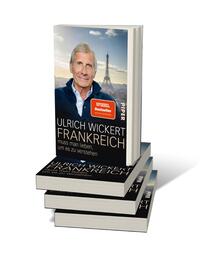 Bücherstapel des Buches „Frankreich muss man lieben, um es zu verstehen“