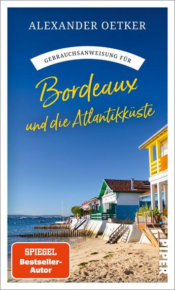Das Buchcover zeigt eine farbenfrohe Strandlandschaft mit einem strahlend blauen Himmel und dem Meer im Hintergrund. Auf der rechten Seite ist eine stilvolle Häuserreihe in warmen Farben wie Gelb und Grün abgebildet. Der Titel „Gebrauchsanweisung für Bordeaux und die Atlantikküste“ ist in geschwungener, goldener Schrift platziert, während der Autorname „Alexander Oetker“ in einer klaren Schrift oben steht. Unten rechts befindet sich der Hinweis „SPIEGEL Bestseller-Autor“.