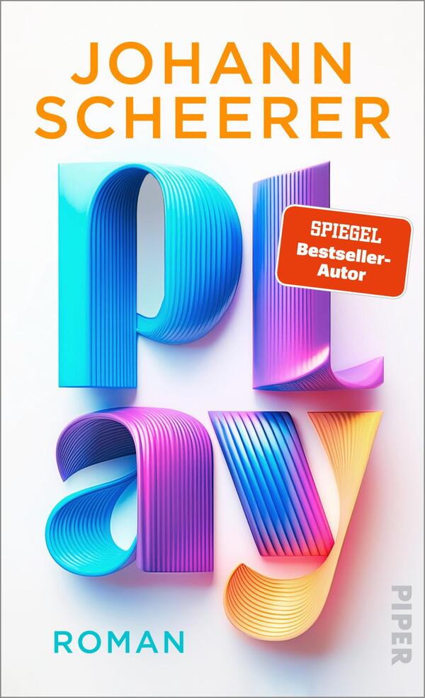 Das Buchcover zeigt den Titel „play“ in großen, geschwungenen Buchstaben, die in verschiedenen Farben von Blau über Lila bis zu Orange verlaufen. Oberhalb des Titels steht der Name „Johann Scheerer“ in kräftiger, weißer Schrift. In der oberen rechten Ecke befindet sich ein rotes Label mit dem Text „SPIEGEL Bestseller-Autor“. Der Hintergrund ist hell und schafft eine moderne, ansprechende Atmosphäre. Der Untertitel „Roman“ ist am unteren Rand in kleinerer Schrift platziert.