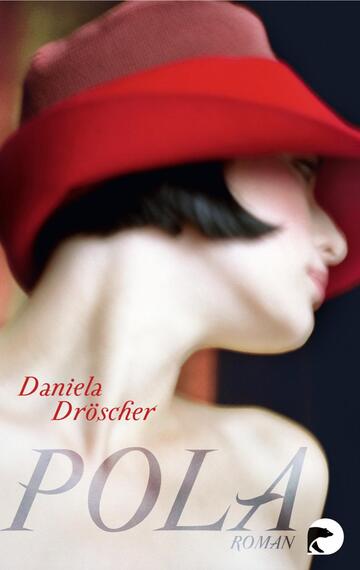 Das Buchcover zeigt eine verblasste, künstlerische Darstellung einer Frau mit einem eleganten roten Hut, der einen Hauch von Glamour vermittelt. Der Hintergrund ist in sanften, verwischten Farbtönen gehalten, was eine träumerische Atmosphäre erzeugt. Der Titel „POLA“ ist in großen, hellen Buchstaben in einem eleganten Schriftstil abgebildet, während der Name der Autorin „Daniela Dröscher“ in einer kleineren, roten Schrift darüber positioniert ist. Das Cover strahlt eine nostalgische und künstlerische Stimmung aus.