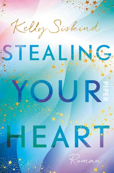 Das Buchcover zeigt einen sanften Farbverlauf in Blau- und Aquatönen, durchzogen von goldenen Sternen und Glitzer. In großen, auffälligen Buchstaben steht der Titel „STEALING YOUR HEART“ im unteren Drittel, wobei die Farben von Türkis zu Violett verlaufen. Oberhalb des Titels befindet sich in eleganter, goldener Schrift der Name der Autorin „Kelly Siskind“. Das Wort „Roman“ ist dezent in kleinerer Schriftgröße platziert. Die Gesamtatmosphäre ist lebhaft und einladend.