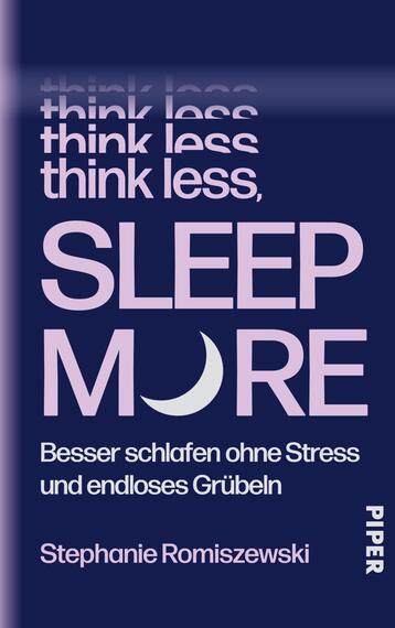 Das Buchcover zeigt einen dunkeln navyblauen Hintergrund mit mehrfach übereinander gesetztem, verblassendem Schriftzug „think less“ oben links, darüber ein horizontaler Lichtreflex. Groß in pastellrosa steht „SLEEP MORE“, wobei das O als sichelförmiger Mond dargestellt ist. Darunter die Unterzeile „Besser schlafen ohne Stress und endloses Grübeln“ und unten der Autorenname Stephanie Romiszewski. Stimmung: ruhig, reduziert und modern.