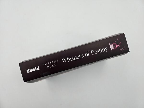 Außenansicht des Buches „Whispers of Destiny“