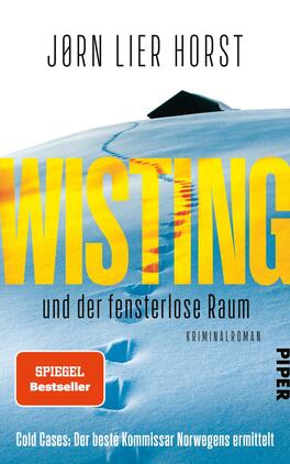 Das Buchcover zeigt eine weite, schneebedeckte Landschaft unter einem klaren Himmel. Im Vordergrund zieht sich eine Fußspur durch den Schnee. Der Titel „WISTING“ ist in großen, gelben Buchstaben zentral platziert, gefolgt von „und der fensterlose Raum“ in kleinerer Schrift. Der Zusatz „KRIMINALROMAN“ steht in einem schlichten, grauen Schriftzug darunter. Rechts unten ist das „SPIEGEL Bestseller“-Logo in rotem Hintergrund zu sehen. Der Verfasser Jørn Lier Horst ist oben in schwarzer Schrift angegeben.