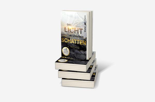 Bücherstapel des Buches „Clashing Hearts: Das Licht in unseren Schatten“