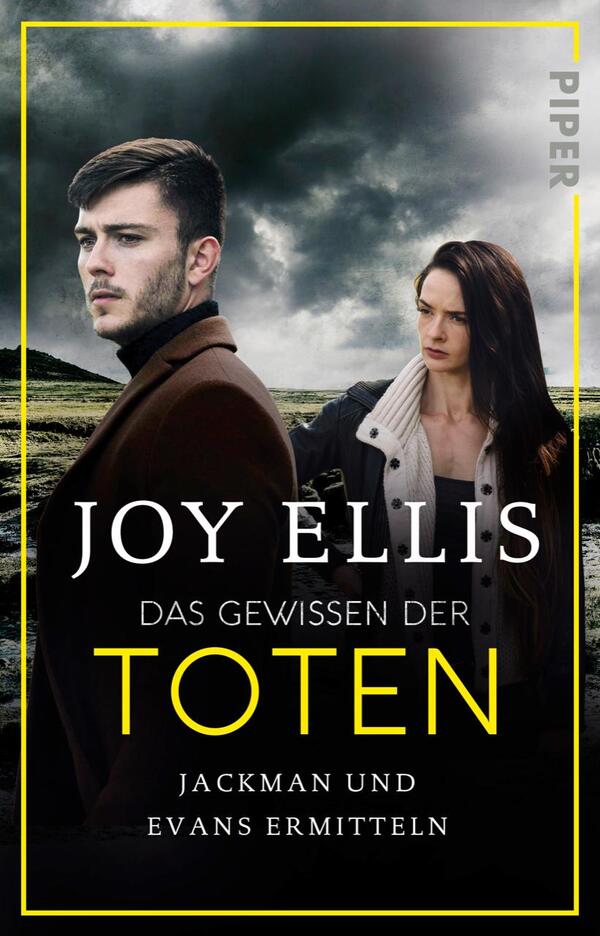 Das Buchcover zeigt einen dramatischen, nebelverhangenen Landschaftshintergrund. Im Vordergrund stehen zwei Protagonisten: ein junger Mann mit dunklem Haarschnitt und ernstem Blick, links, und eine Frau mit langen, dunklen Haaren und einem nachdenklichen Ausdruck, rechts. Die Farbpalette umfasst gedeckte Grautöne, verstärkt durch gelbliche Akzente in der Schrift. Der Titel „Das Gewissen der Toten“ in großer, gelber Schrift ist prominent platziert, während der Autor „Joy Ellis“ oben in Weiß vermerkt ist. Am unteren Rand des Covers steht „Jackman und Evans ermitteln“.