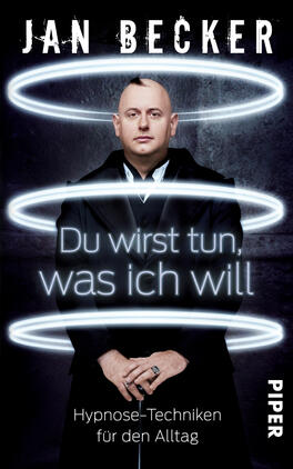 Du wirst tun, was ich will Das Buchcover zeigt einen Mann mit kahlem Kopf und einem schwarzen Anzug vor einem grauen Hintergrund. Um ihn verlaufen drei leuchtende, weiße Ringe, die eine hypnotisierende Atmosphäre erzeugen. Der Titel „Du wirst tun, was ich will“ steht in hellblauer Schrift im unteren Drittel des Covers. Darunter befindet sich der Untertitel „Hypnose-Techniken für den Alltag“ in kleinerer, grauer Schrift. Oben links ist der Autor Jan Becker in weißen Großbuchstaben platziert, während das Verlagslogo „PIPER“ unten rechts zu sehen ist.