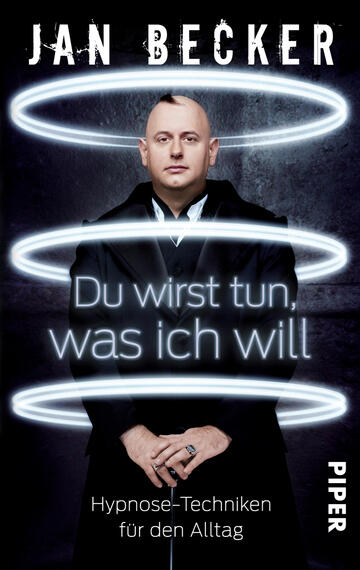 Das Buchcover zeigt einen Mann mit kahlem Kopf und einem schwarzen Anzug vor einem grauen Hintergrund. Um ihn verlaufen drei leuchtende, weiße Ringe, die eine hypnotisierende Atmosphäre erzeugen. Der Titel „Du wirst tun, was ich will“ steht in hellblauer Schrift im unteren Drittel des Covers. Darunter befindet sich der Untertitel „Hypnose-Techniken für den Alltag“ in kleinerer, grauer Schrift. Oben links ist der Autor Jan Becker in weißen Großbuchstaben platziert, während das Verlagslogo „PIPER“ unten rechts zu sehen ist.
