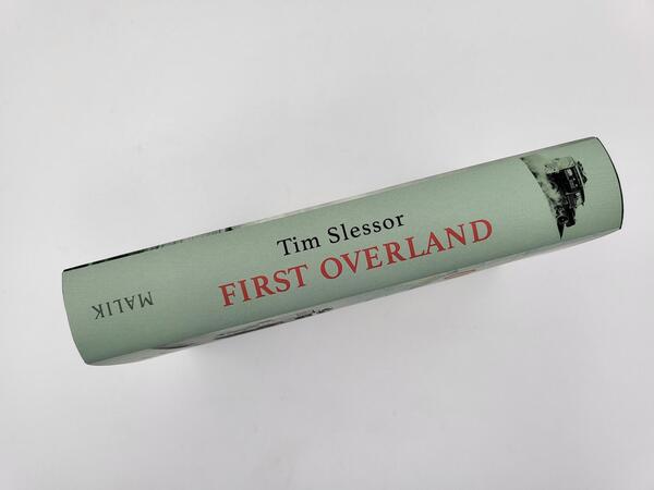 Innenansicht des Buches „First Overland. Als Erste im Land Rover 18.000 Meilen von London nach Singapur“